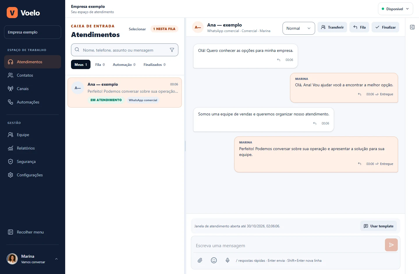 Plataforma Voelo com lista de atendimentos, histórico de conversa em ambiente de demonstração.